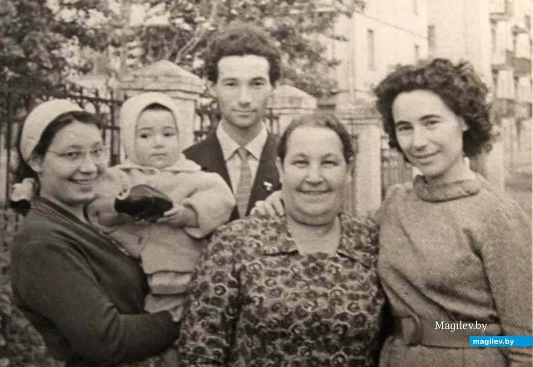 Мира Шпиро-Джалиашвили с родными. 1960-е годы.