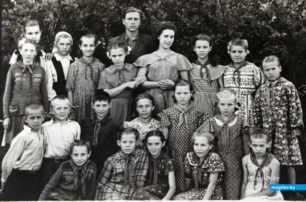 Пригород Могилева. Мира Шапиро вожатая в пионерлагере. 1960-е годы.