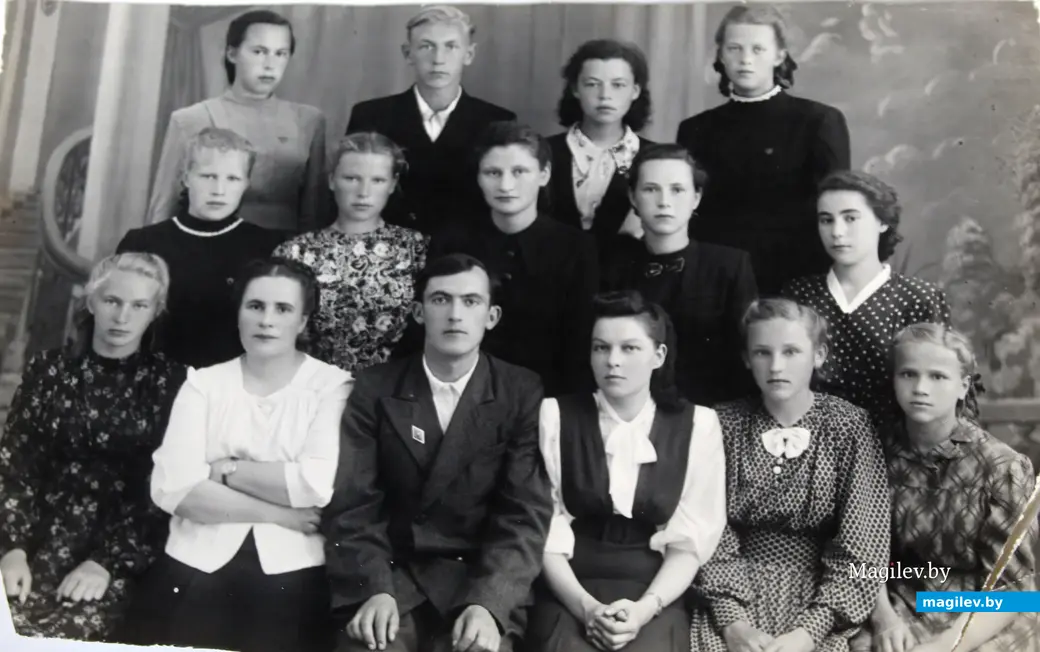 Мира Шапиро(последняя в правом углу второго ряда) на курсах. Могилев. 1960-е годы.