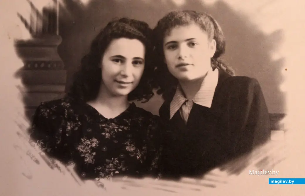 Мира Шапиро с подругой. Могилев. 1950-е годы.