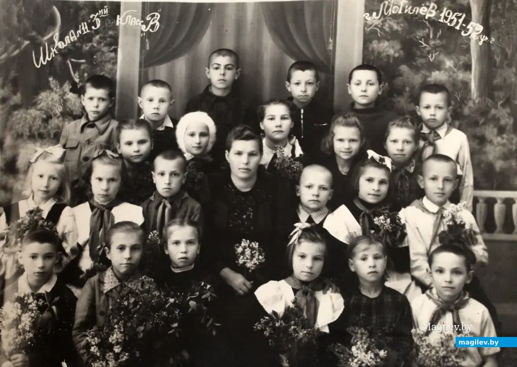 Могилев. Начало 1950-х. Школа №11, 3 класс, в котором учился Сема (Семен) Шапиро (первый слева в первом ряду).
