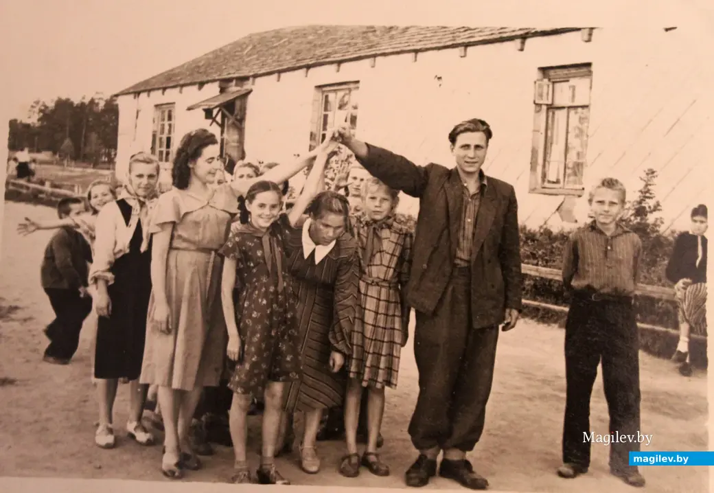 Пригород Могилева. Мира Шапиро вожатая в пионерлагере. 1960-е годы.