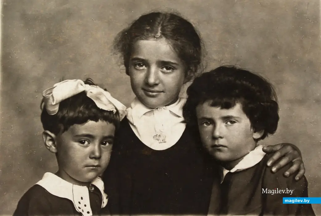 Мира Шапиро с двоюродными сестрами. Могилев, 1937-1938 годы.