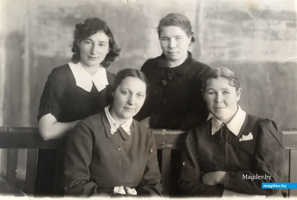 Могилев. Рахиль Григорьевна, мама Миры Шапиро, ( первая слева в верхнем ряду) с коллегами-педагогами.