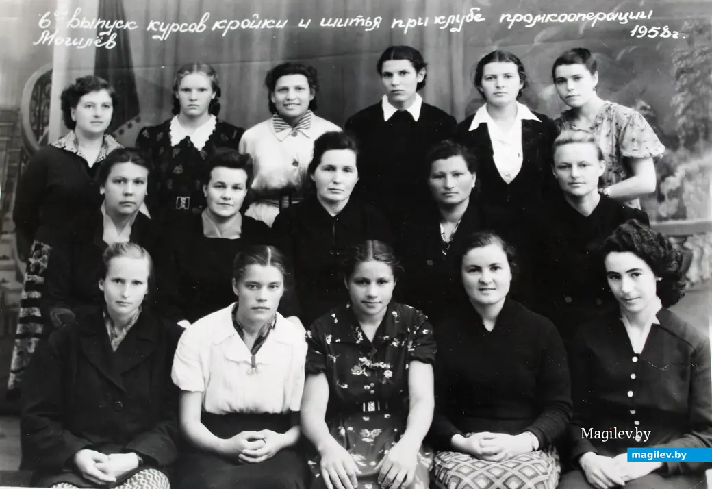 Могилев. 1958 год. Мира Шапиро (последняя справа в первом ряду) с выпускниками курсов кройки и шитья.