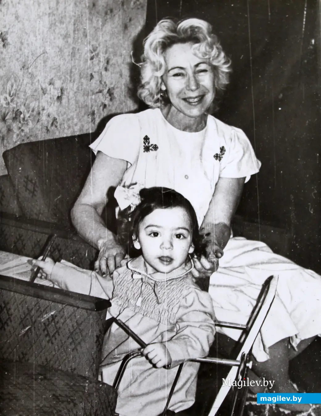 Могилев. Мира Шапиро-Джалиашвили с внучкой в кооперативной квартире на Лазаренко. 1960-е годы.