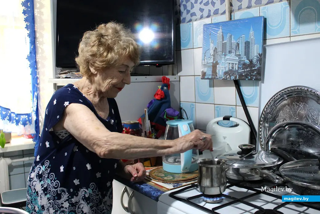 Могилев. Октябрь 2025 года. Квартира в доме №36 по улице Орловского. Мира Романовна готовит кофе.