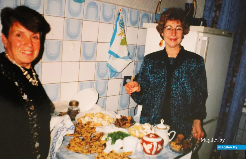 Могилев. 1980-е годы. Квартира в доме №36 по улице Орловского. Мира Шапиро-Джалиашвили с подругой в ожидании гостей.