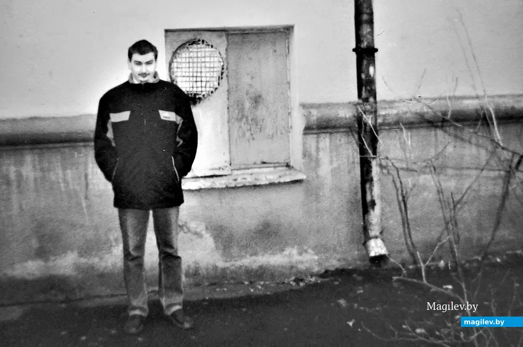 2003 год, Бобруйск. кинотеатр «Мир». Справа от этого молодого человека круглое отверстие, забранное в решетку и ведущее в мужской туалет. Когда-то там стоял вентилятор.