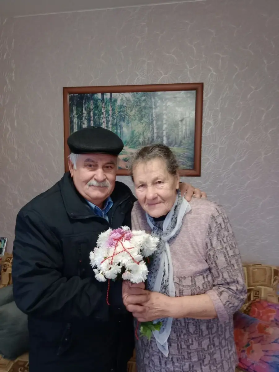 Зинаиду Романовскую поздравляет староста деревни Осво Виктор Савко.