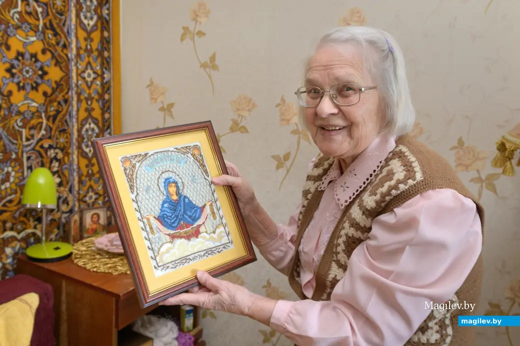 5.11.2025, Бобруйск. Римма Ивановна Солодилова в своими руками связанной одежде и с вышитой картиной.