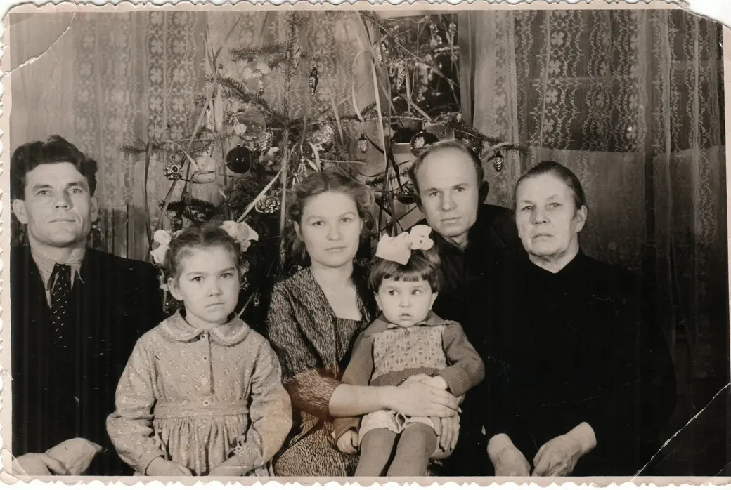 Середина 1960-х. Римма и Виктор Солодиловы с дочками, свекровью и соседом