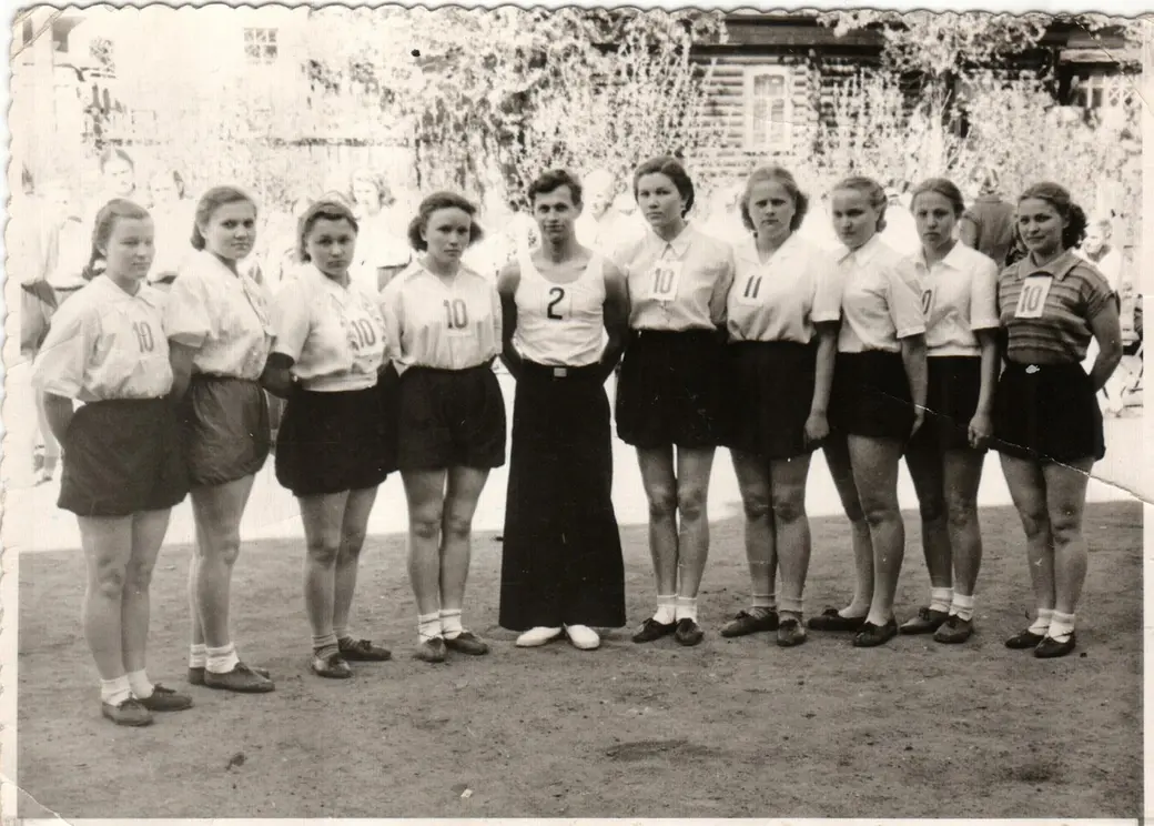 1950-е. Римма (крайняя справа) во время учёбы в педучилище