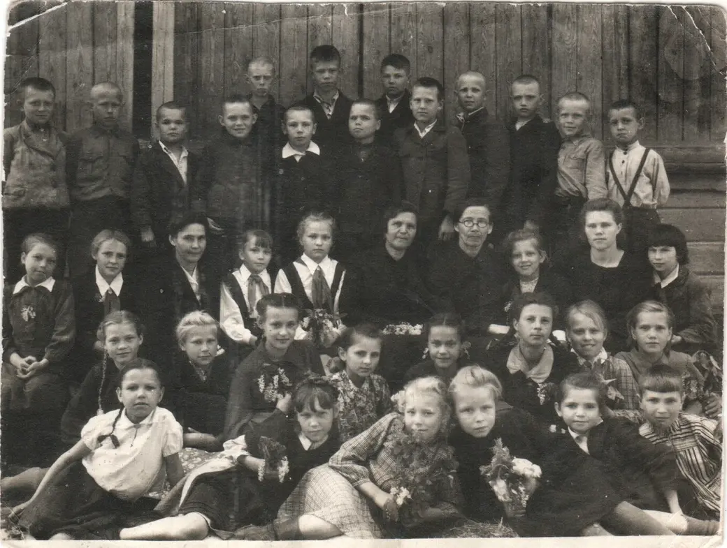 1940-е. Ученица щколы г. Асбест Римма рядом с учительницей