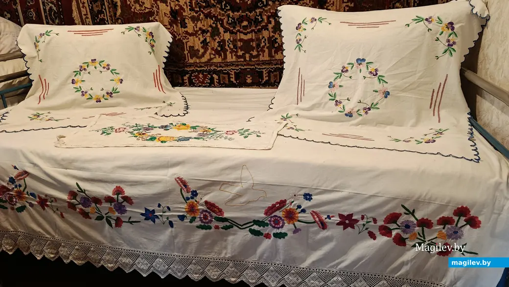 Сентябрь 2025 г. Деревня Зеленковичи Глусский район. Вышивкой украшены кровати в доме у Анны Ивановны Голуб.