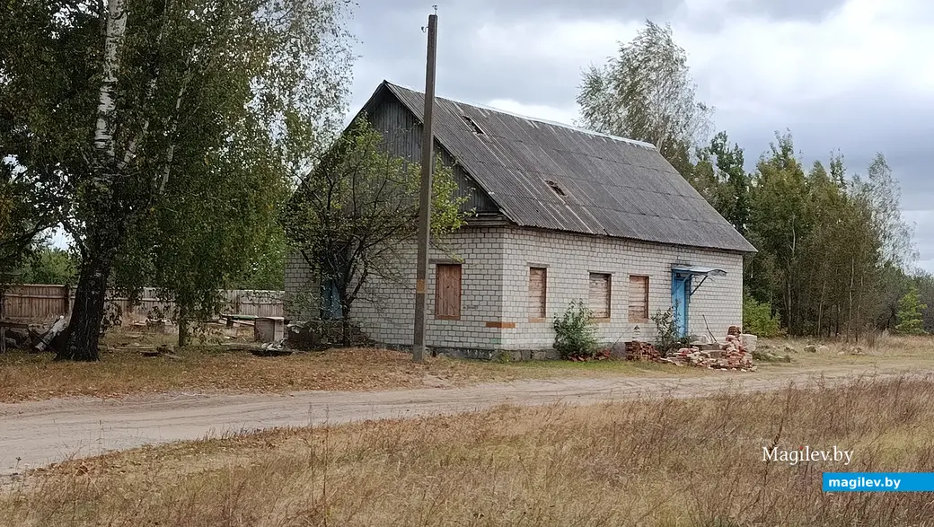 Сентябрь 2025 г. Деревня Зеленковичи Глусский район. Здание бывшего сельского клуба.