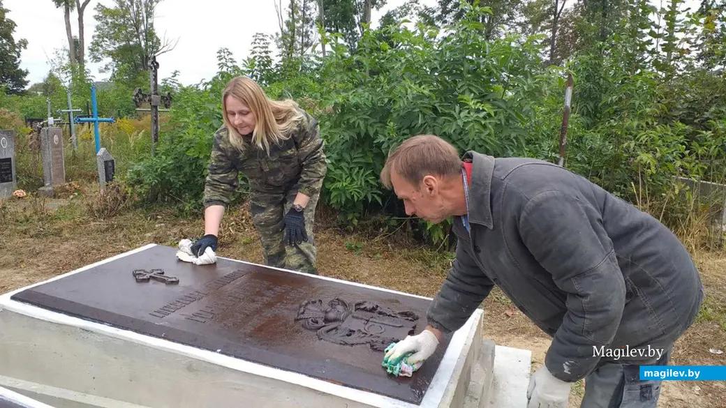 Процесс реставрации захоронения рода Гортынских.