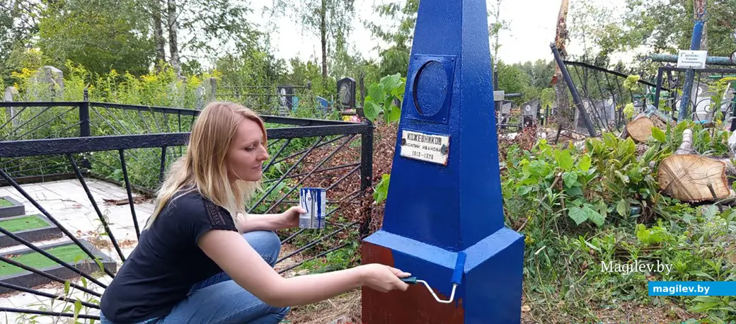 Галина Беляева на реставрации памятника.