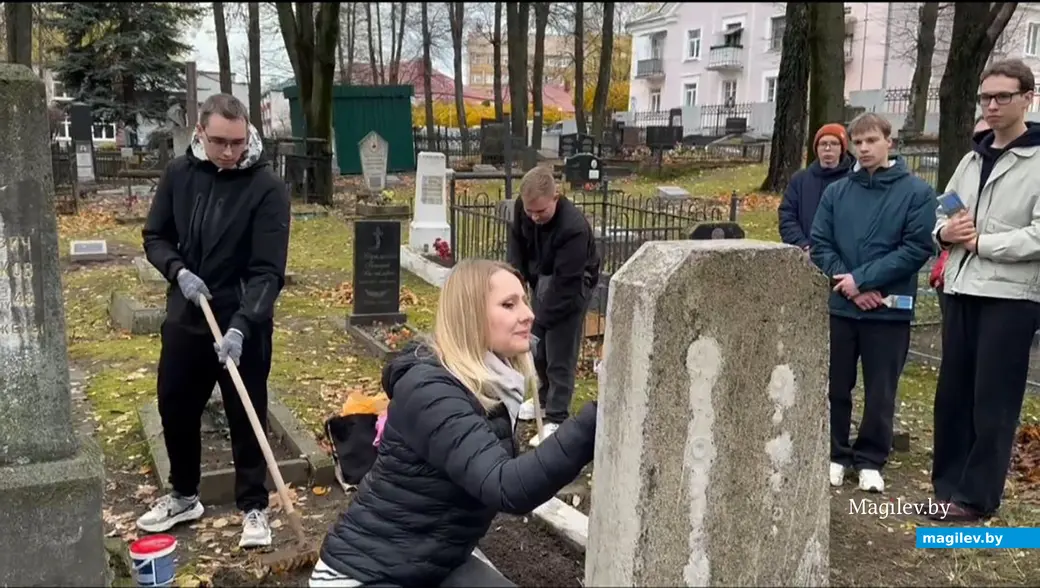 Галина Беляева на Военном кладбище Минска.