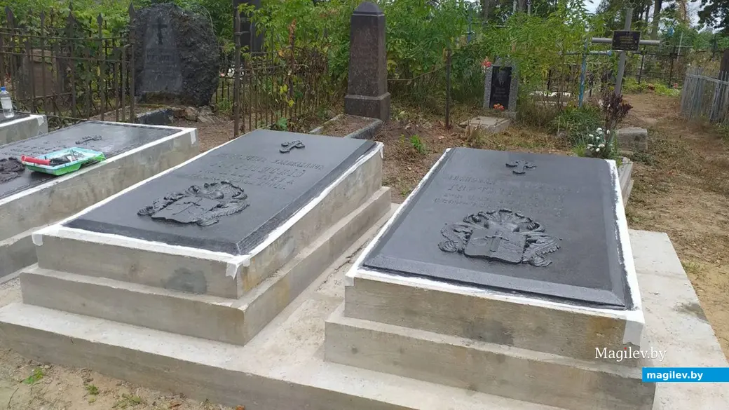 Отреставрированные захоронения рода Гортынских на могилевском кладбище.