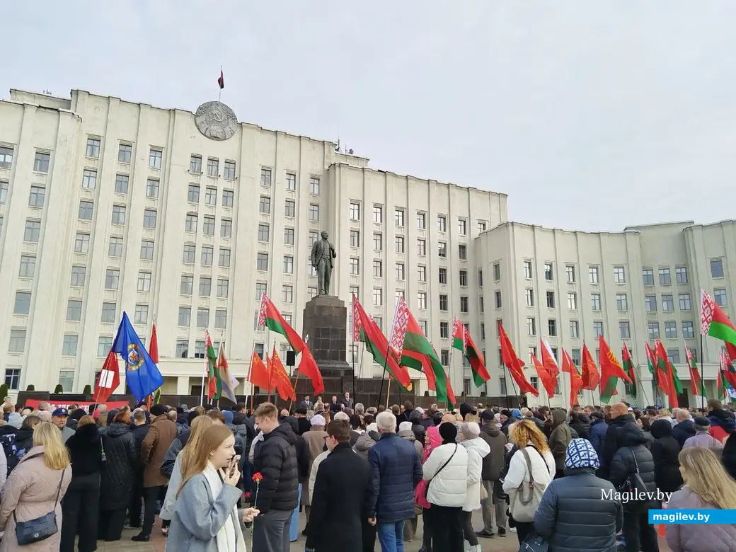 Могилев, 7 ноября 2025 год. Митинг на площади Ленина, посвященный Дню Октябрьской революции.