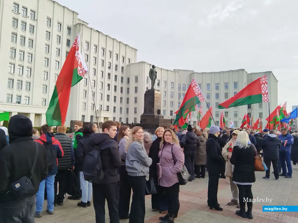 Могилев, 7 ноября 2025 год. Митинг на площади Ленина, посвященный Дню Октябрьской революции.