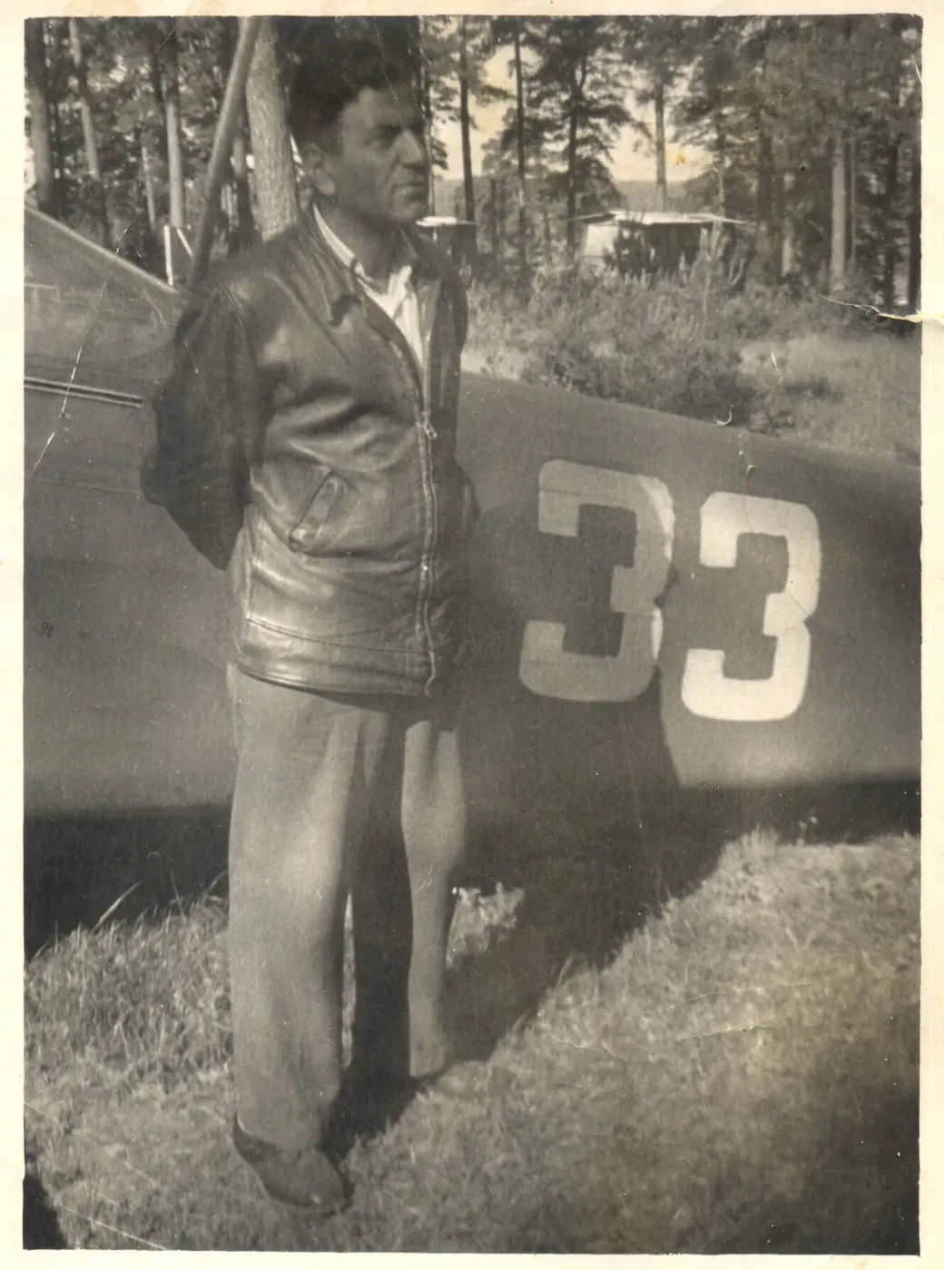 Иосиф Мамедов у своего самолёта. Примерно 1960г.