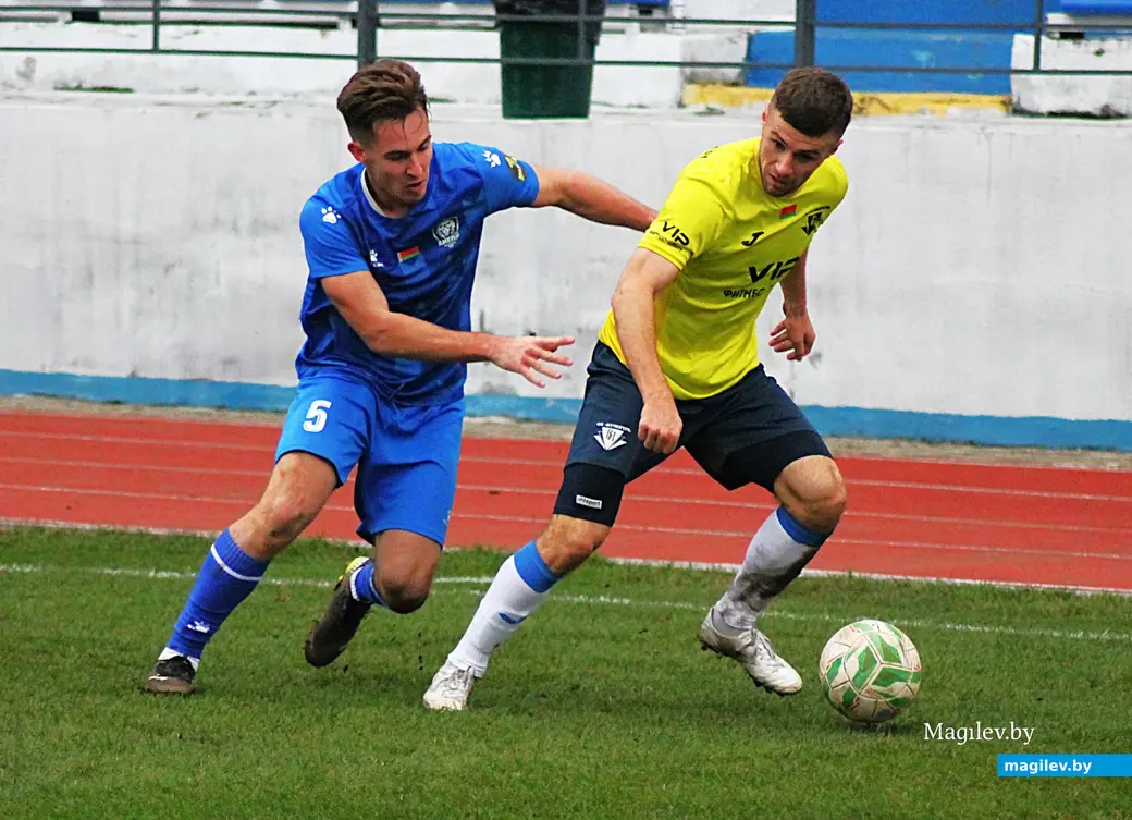 08.11.2025. Могилев, стадион «Спартак». Фрагмент игры 32-го тура чемпионата страны по футболу (Первая лига) между могилевским «Днепром» (в голубой форме) и гомельским