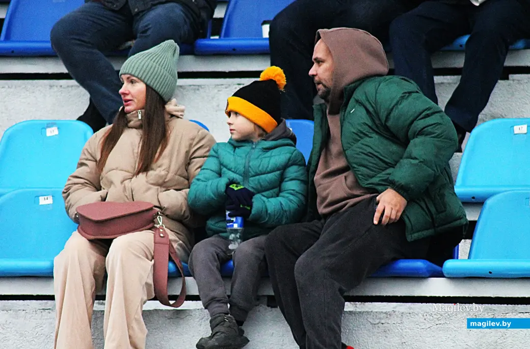 08.11.2025. Могилев, стадион «Спартак». Фрагмент игры 32-го тура чемпионата страны по футболу (Первая лига) между могилевским «Днепром» (в голубой форме) и гомельским