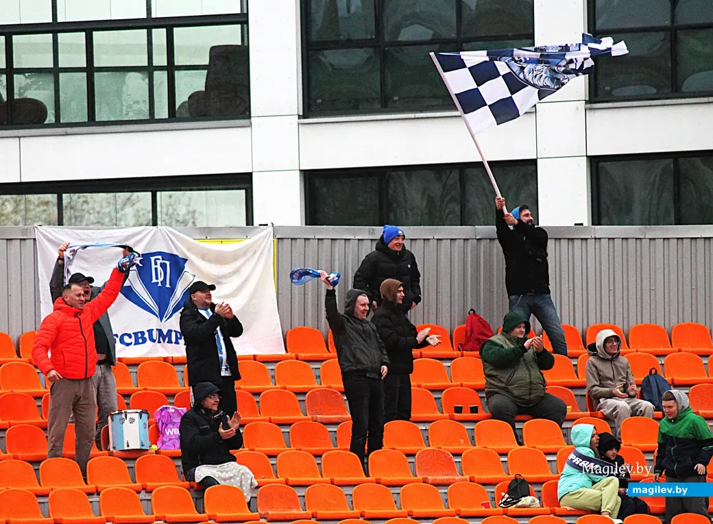 08.11.2025. Могилев, стадион «Спартак». Фрагмент игры 32-го тура чемпионата страны по футболу (Первая лига) между могилевским «Днепром» (в голубой форме) и гомельским