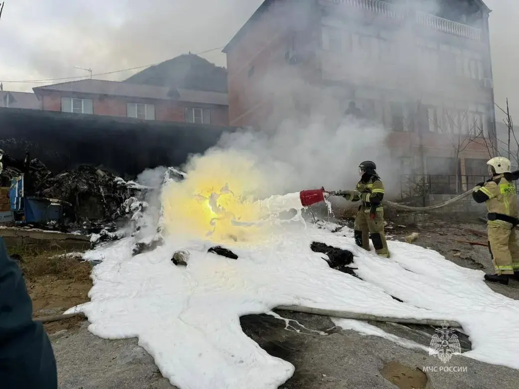 Сотрудники МЧС по Республике Дагестан работают на месте падения вертолета в населенном пункте Ачи-Су. Фото: Главное управление МЧС России по Республике Дагестан.