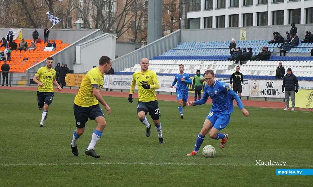 08.11.2025. Могилев, стадион «Спартак». Фрагмент игры 32-го тура чемпионата страны по футболу (Первая лига) между могилевским «Днепром» (в голубой форме) и гомельским