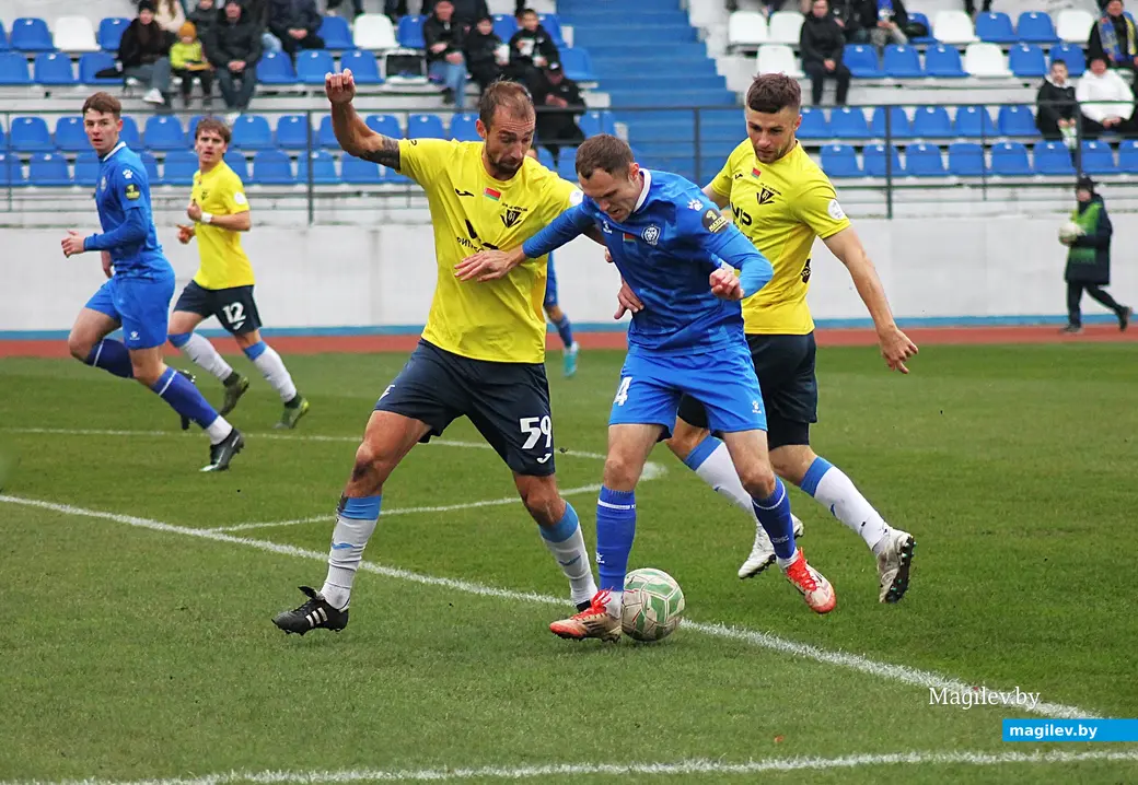 08.11.2025. Могилев, стадион «Спартак». Фрагмент игры 32-го тура чемпионата страны по футболу (Первая лига) между могилевским «Днепром» (в голубой форме) и гомельским