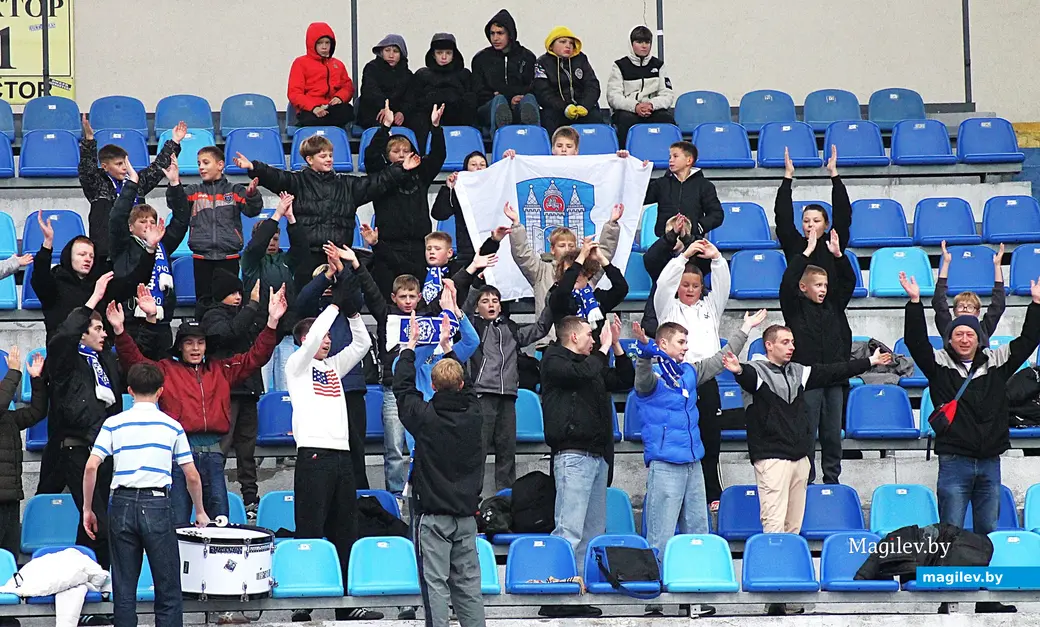 08.11.2025. Могилев, стадион «Спартак». Фрагмент игры 32-го тура чемпионата страны по футболу (Первая лига) между могилевским «Днепром» (в голубой форме) и гомельским