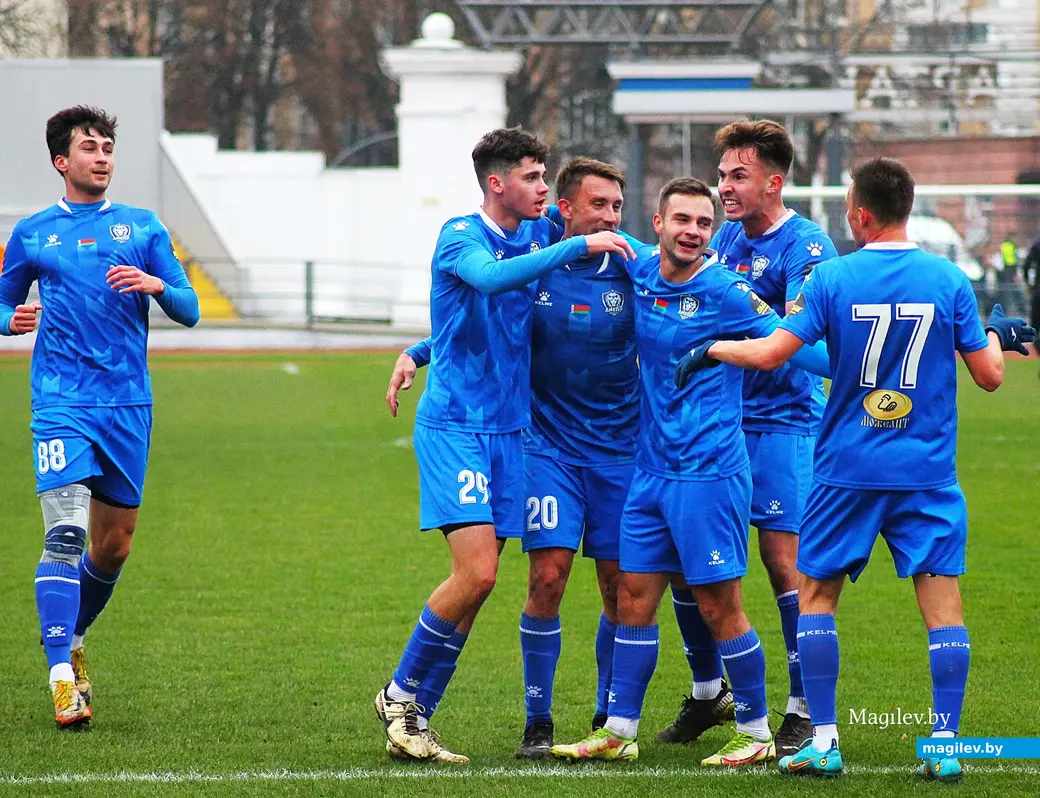 08.11.2025. Могилев, стадион «Спартак». Фрагмент игры 32-го тура чемпионата страны по футболу (Первая лига) между могилевским «Днепром» (в голубой форме) и гомельским