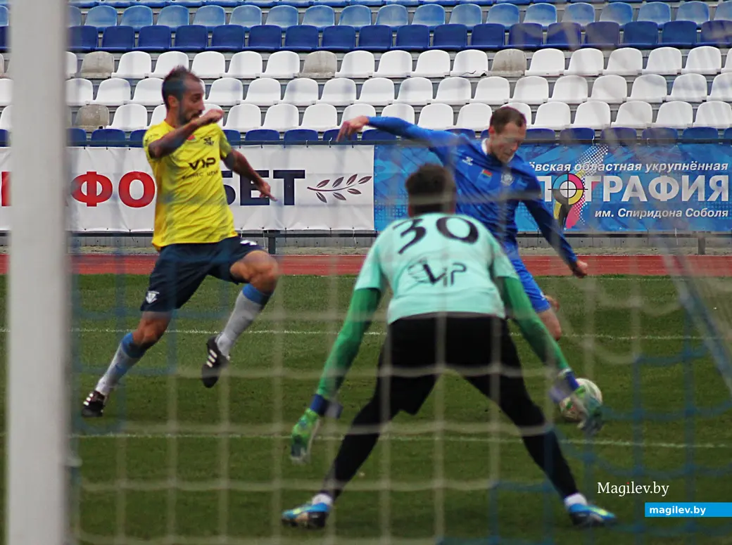 08.11.2025. Могилев, стадион «Спартак». Фрагмент игры 32-го тура чемпионата страны по футболу (Первая лига) между могилевским «Днепром» (в голубой форме) и гомельским