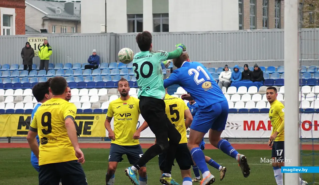 08.11.2025. Могилев, стадион «Спартак». Фрагмент игры 32-го тура чемпионата страны по футболу (Первая лига) между могилевским «Днепром» (в голубой форме) и гомельским