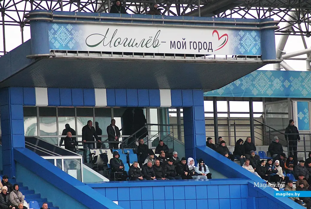 08.11.2025. Могилев, стадион «Спартак». Фрагмент игры 32-го тура чемпионата страны по футболу (Первая лига) между могилевским «Днепром» (в голубой форме) и гомельским