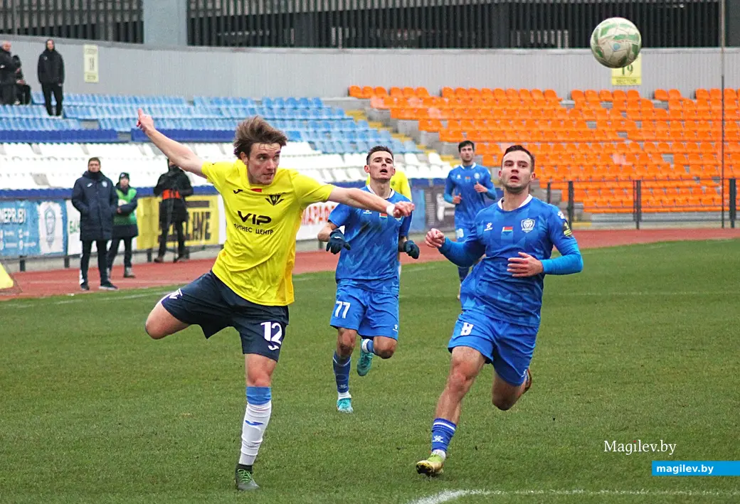 08.11.2025. Могилев, стадион «Спартак». Фрагмент игры 32-го тура чемпионата страны по футболу (Первая лига) между могилевским «Днепром» (в голубой форме) и гомельским