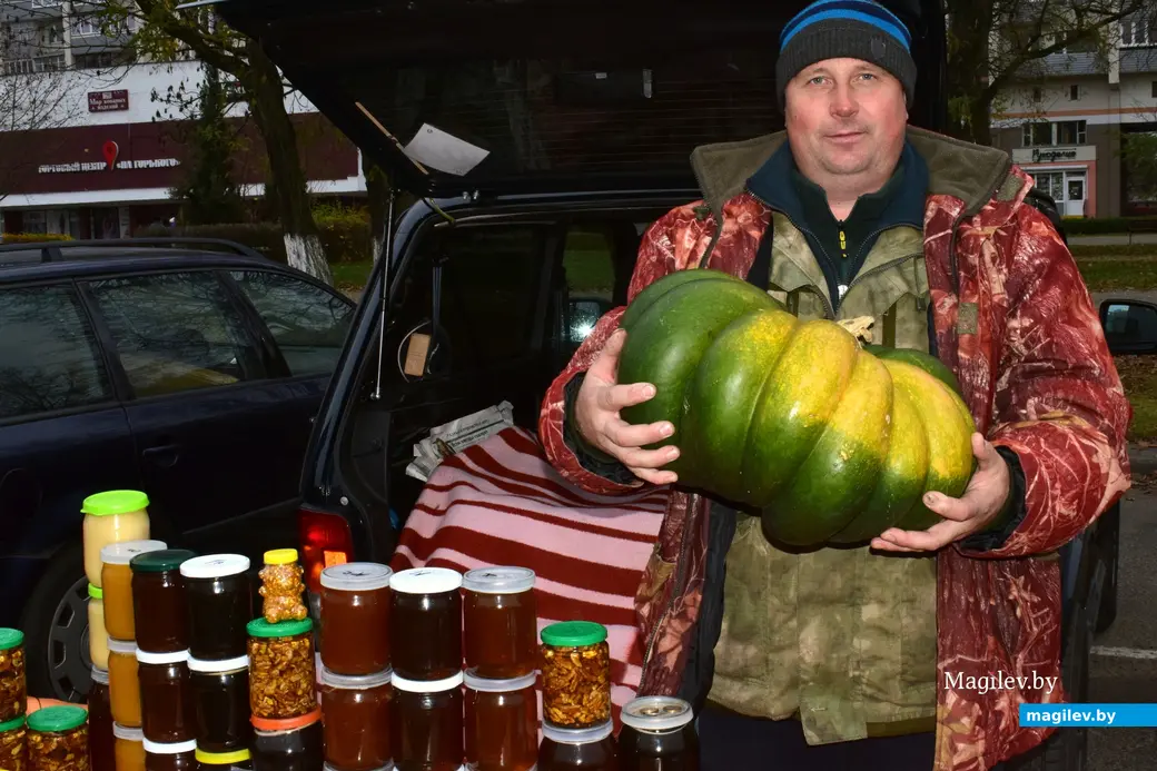 Бобруйск, 8 ноября 2025 года. Улица Горького. Сельскохозяйственная ярмарка «Золотая осень».