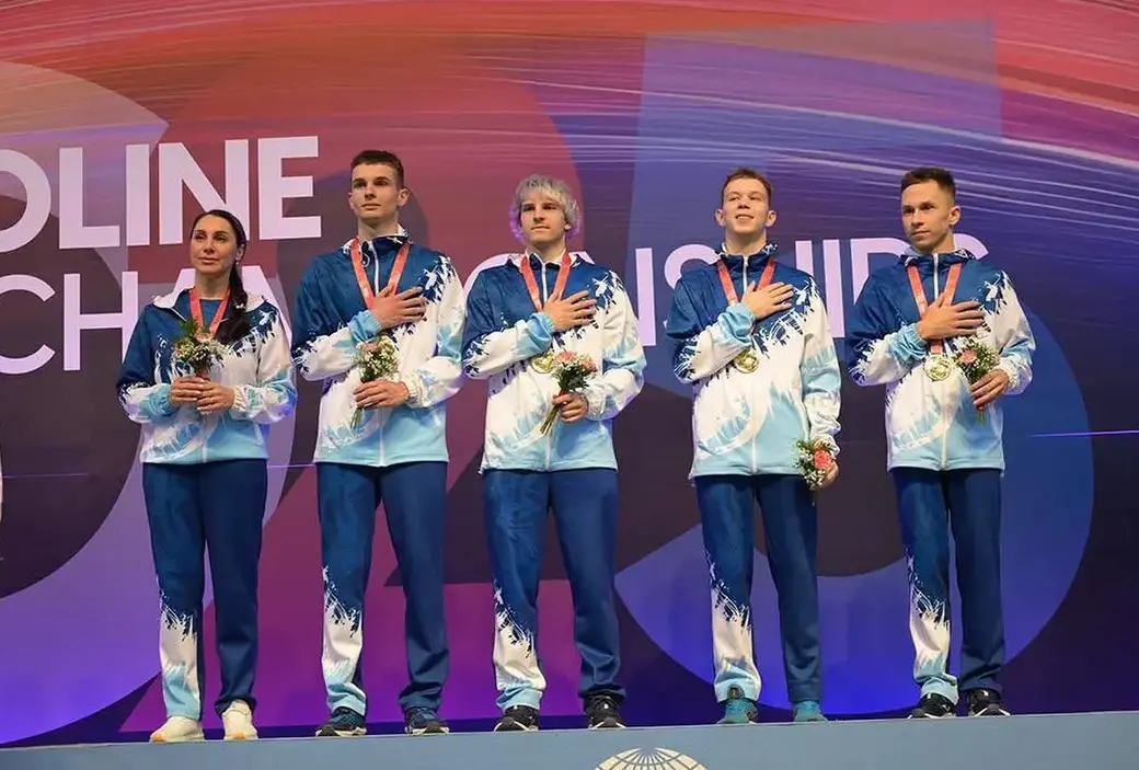 Белорусы взяли золото в мужском командном турнире на ЧМ по прыжкам на батуте . Фото: Министерство спорта и туризма Республики Беларусь.