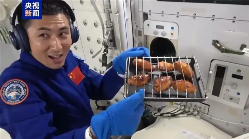На китайской космической станции приготовили куриные крылышки и стейки на гриле. Фото: Синьхуа.