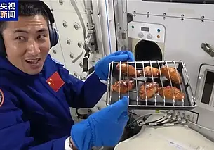 На борту китайской космической станции впервые запекли в духовке куриные крылышки и стейки
