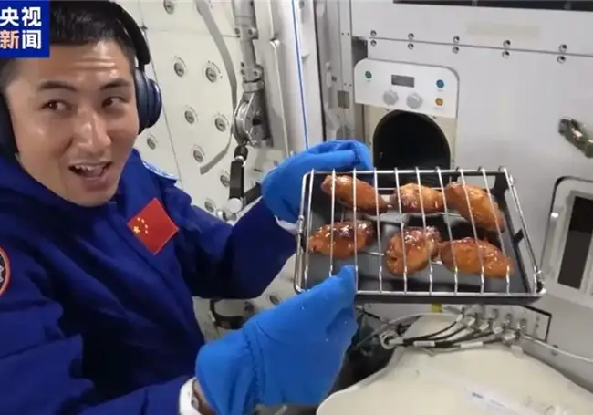 На борту китайской космической станции впервые запекли в духовке куриные крылышки и стейки