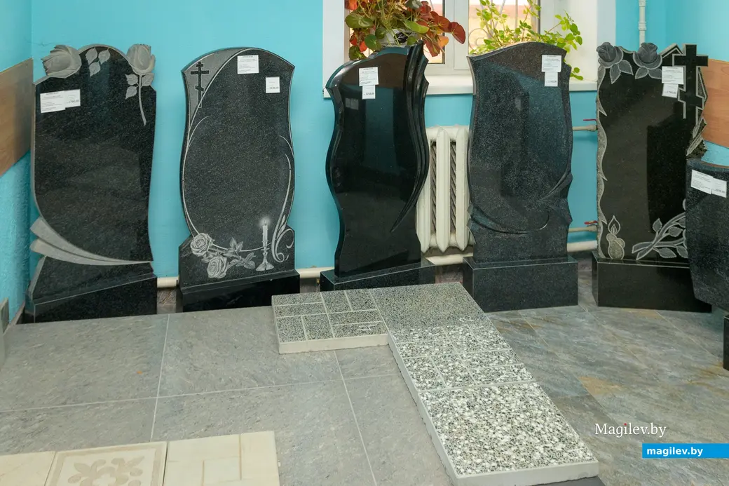 6..11.2025. Бобруйск. Улица Урицкого, 94. Памятники «НеонГранит»