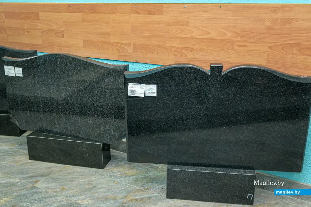 6.11.2025. Бобруйск. Улица Урицкого, 94. Памятники «НеонГранит».