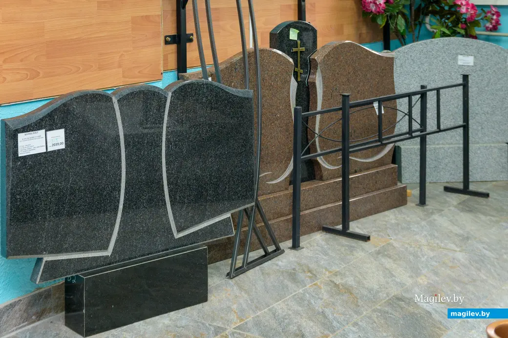 6.11.2025. Бобруйск. Улица Урицкого, 94. Памятники «НеонГранит»