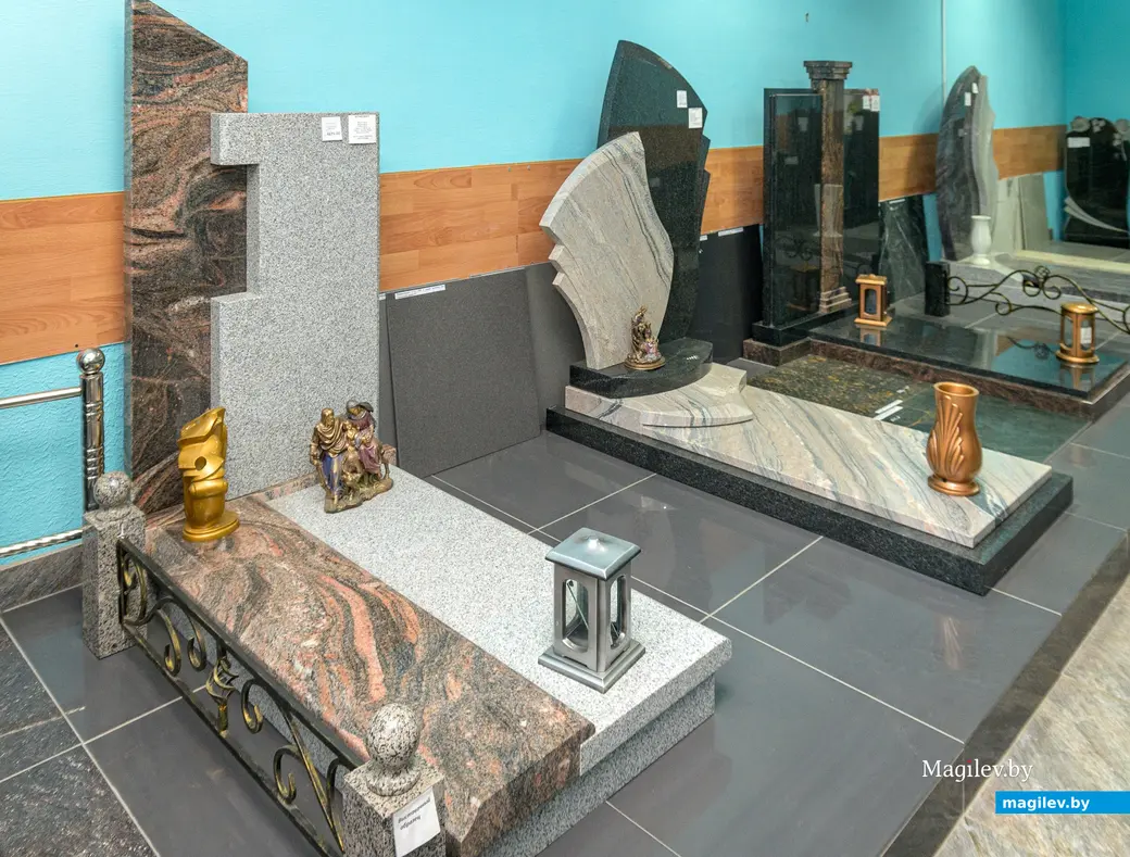 6. 11.2025. Бобруйск. Улица Урицкого, 94. Памятники «НеонГранит»