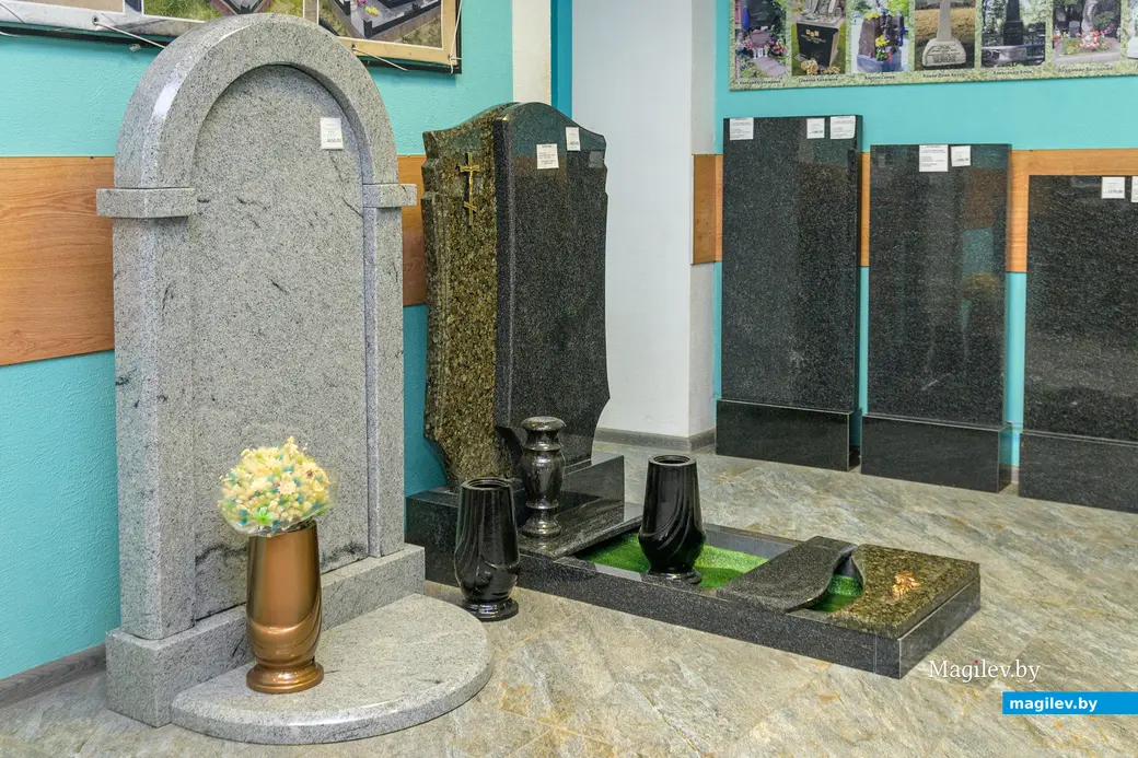 6.11.2025. Бобруйск. Улица Урицкого, 94. Памятники «НеонГранит»