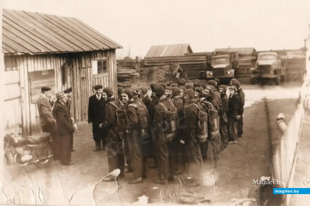 Бобруйский аэроклуб, 1960-е. Фото из семейного архива Алексиевичей (реставрировано с ИИ, форма крыш не оригинальная)